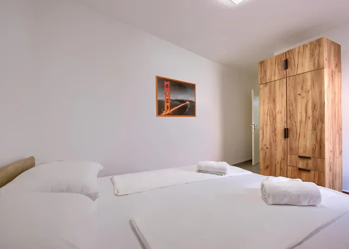 Center - Steps Away From The Arena Apartman *
