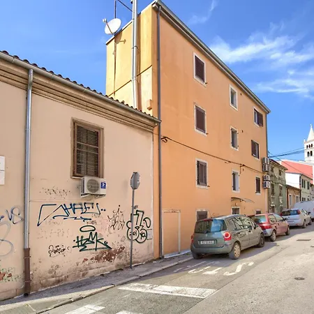 Center - Steps Away From The Arena Apartment *